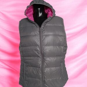 CHILL GRAY AND PINK PUFFER ZIP FRONT VEST SIZE XL HAS NON REMOVABLE HOOD‎